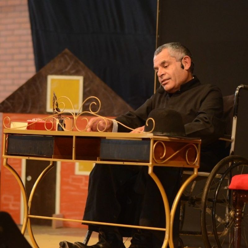 Peça teatral baseada na vida do Padre Amstad encanta e emociona